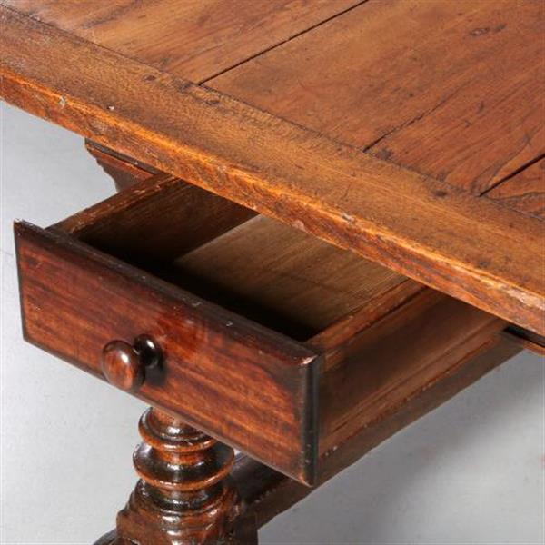 Grote foto antieke tafel hollandse doorleefde notenhouten tafel ca. 1690 no.752838 antiek en kunst stoelen en banken
