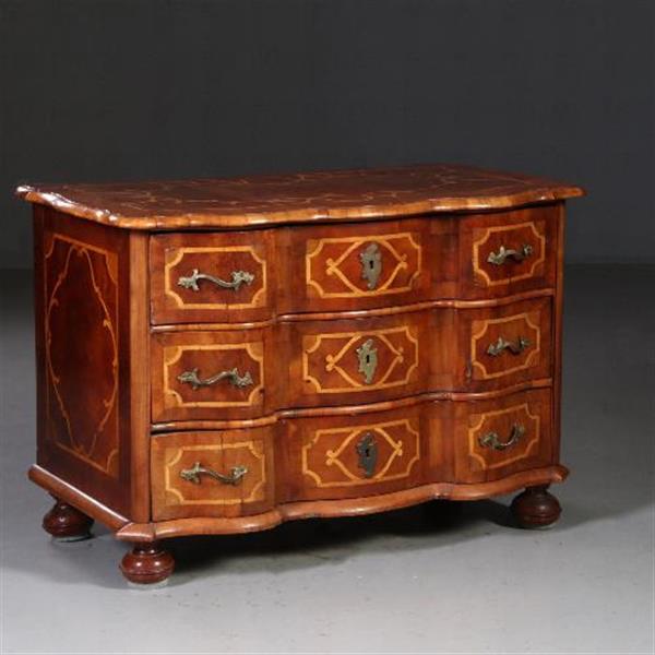 Grote foto antieke ladenkast rococo commode ca. 1745 orgelgebogen en met rijk inlegwerk no.781997 antiek en kunst stoelen en banken