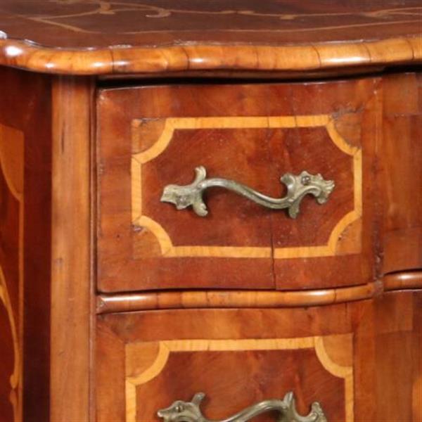 Grote foto antieke ladenkast rococo commode ca. 1745 orgelgebogen en met rijk inlegwerk no.781997 antiek en kunst stoelen en banken