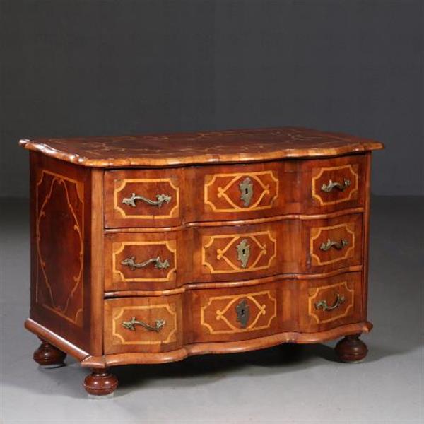 Grote foto antieke ladenkast rococo commode ca. 1745 orgelgebogen en met rijk inlegwerk no.781997 antiek en kunst stoelen en banken