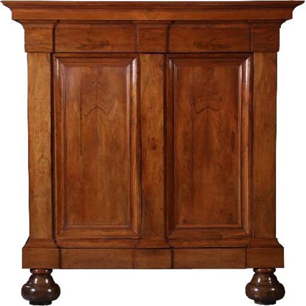 Grote foto antieke kasten cognac kleurige notenhouten drentse pastoorskast ca. 1690 no.812123 antiek en kunst stoelen en banken