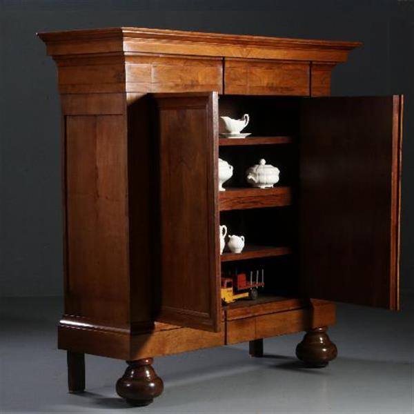 Grote foto antieke kasten cognac kleurige notenhouten drentse pastoorskast ca. 1690 no.812123 antiek en kunst stoelen en banken