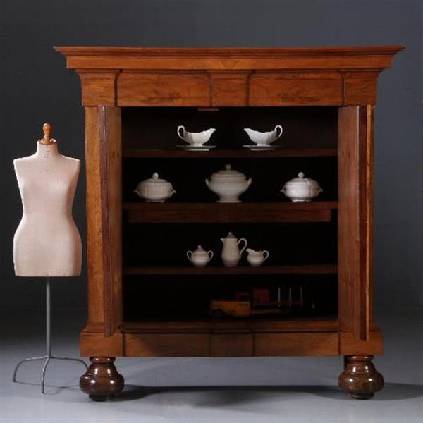 Grote foto antieke kasten cognac kleurige notenhouten drentse pastoorskast ca. 1690 no.812123 antiek en kunst stoelen en banken