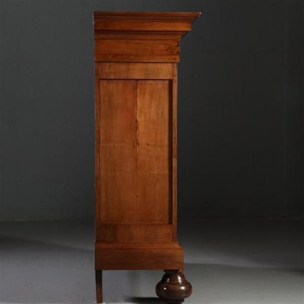 Grote foto antieke kasten cognac kleurige notenhouten drentse pastoorskast ca. 1690 no.812123 antiek en kunst stoelen en banken
