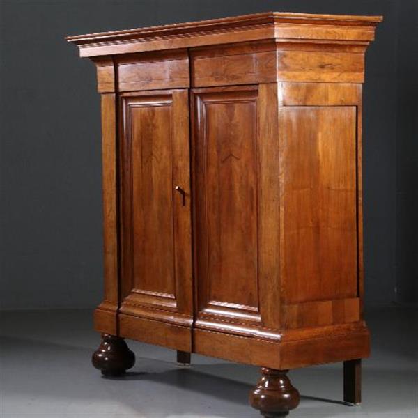 Grote foto antieke kasten cognac kleurige notenhouten drentse pastoorskast ca. 1690 no.812123 antiek en kunst stoelen en banken
