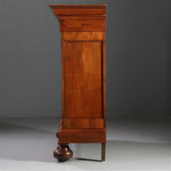 Grote foto antieke kasten cognac kleurige notenhouten drentse pastoorskast ca. 1690 no.812123 antiek en kunst stoelen en banken