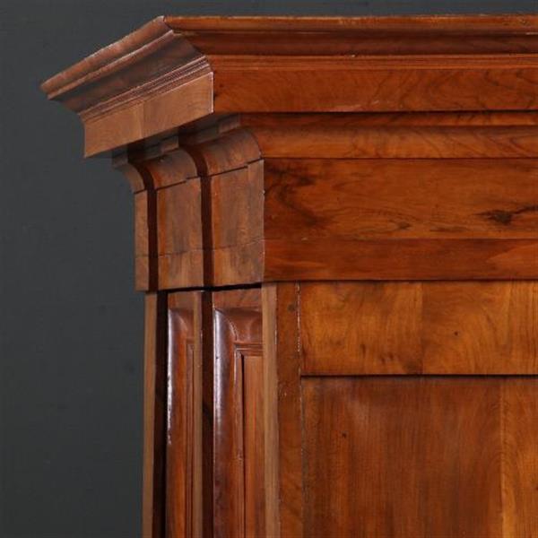 Grote foto antieke kasten cognac kleurige notenhouten drentse pastoorskast ca. 1690 no.812123 antiek en kunst stoelen en banken