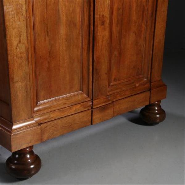Grote foto antieke kasten cognac kleurige notenhouten drentse pastoorskast ca. 1690 no.812123 antiek en kunst stoelen en banken