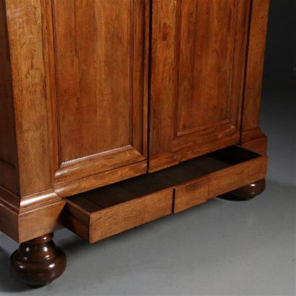 Grote foto antieke kasten cognac kleurige notenhouten drentse pastoorskast ca. 1690 no.812123 antiek en kunst stoelen en banken