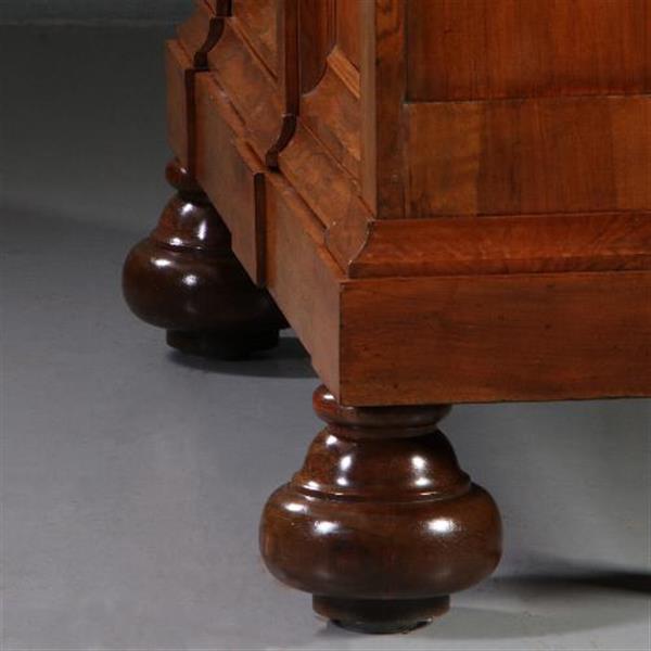 Grote foto antieke kasten cognac kleurige notenhouten drentse pastoorskast ca. 1690 no.812123 antiek en kunst stoelen en banken
