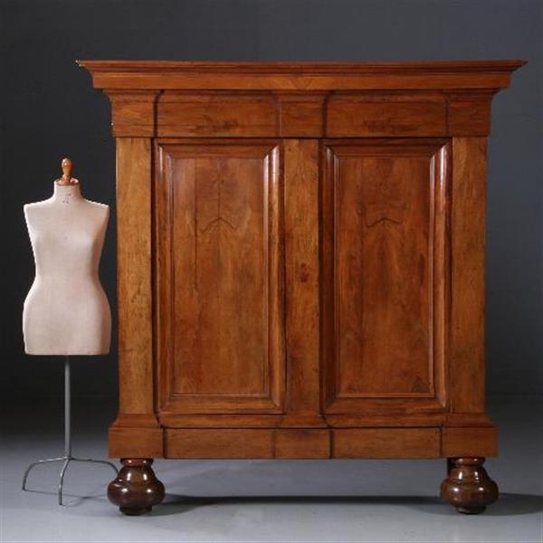 Grote foto antieke kasten cognac kleurige notenhouten drentse pastoorskast ca. 1690 no.812123 antiek en kunst stoelen en banken