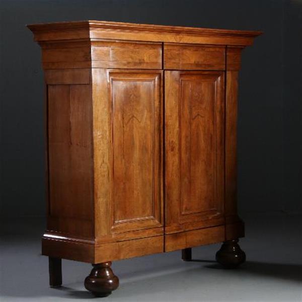 Grote foto antieke kasten cognac kleurige notenhouten drentse pastoorskast ca. 1690 no.812123 antiek en kunst stoelen en banken