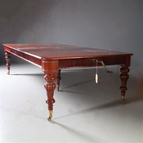 Grote foto smetteloze lange tafel wind out table met slinger ca. 1850 tot 14 personen no.831031 antiek en kunst stoelen en banken