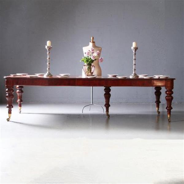 Grote foto smetteloze lange tafel wind out table met slinger ca. 1850 tot 14 personen no.831031 antiek en kunst stoelen en banken
