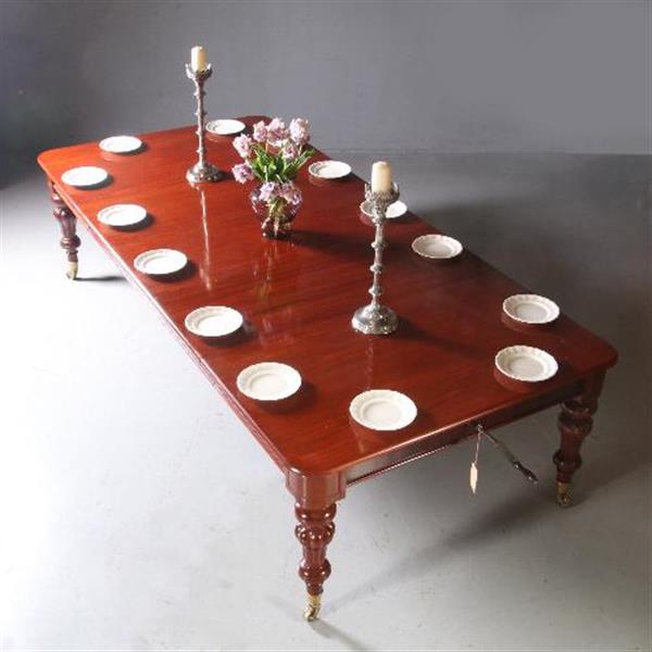 Grote foto smetteloze lange tafel wind out table met slinger ca. 1850 tot 14 personen no.831031 antiek en kunst stoelen en banken