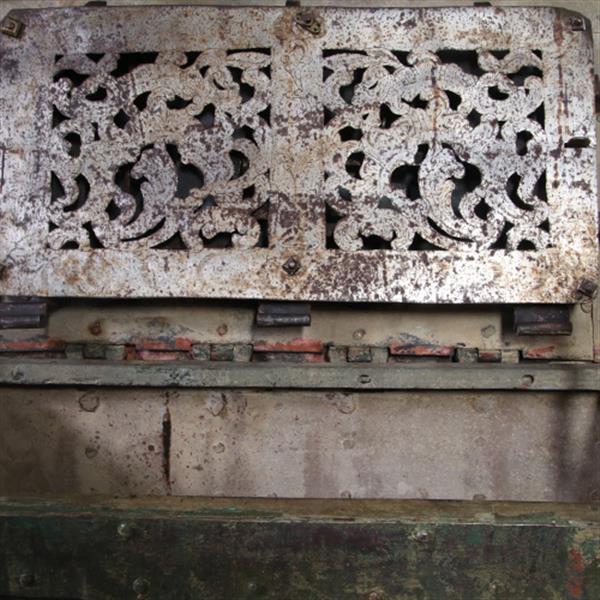 Grote foto antiek varia grote neurenberger geldkist of armada 17e eeuw no.880635 antiek en kunst stoelen en banken