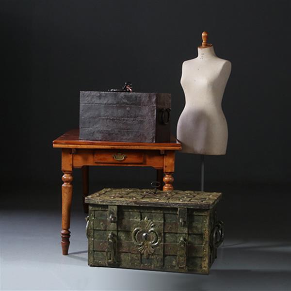 Grote foto antiek varia kleine loeizware geldkist fantastisch smeedwerk begin 17e eeuw no.872030 antiek en kunst stoelen en banken