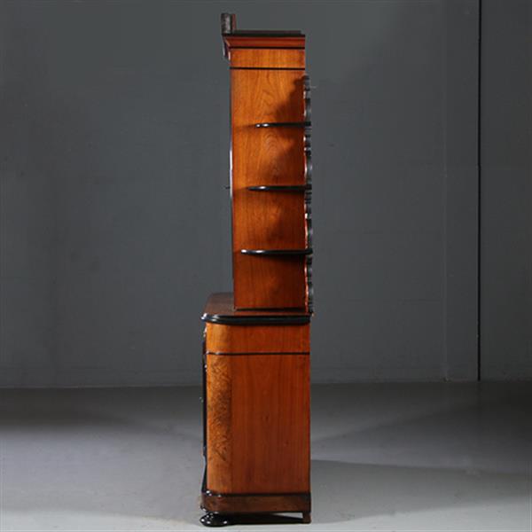 Grote foto antieke kasten 262 cm hoge reusachtige willem iii vitrine in wortelnoten met zwarte details ca. 18 antiek en kunst stoelen en banken