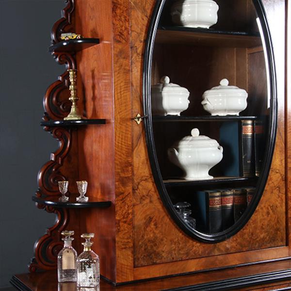 Grote foto antieke kasten 262 cm hoge reusachtige willem iii vitrine in wortelnoten met zwarte details ca. 18 antiek en kunst stoelen en banken