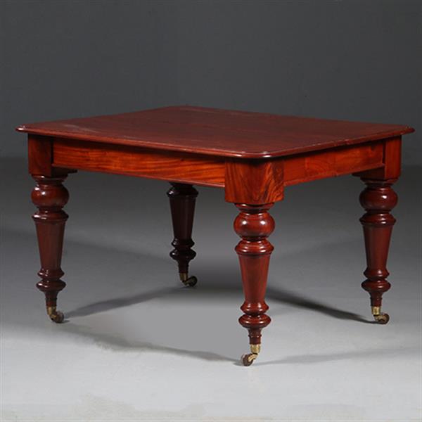 Grote foto smetteloze prachtige lange tafel pullout of coulissetafel ca 1870 victoriaans in mahonie met 4 inleg antiek en kunst stoelen en banken