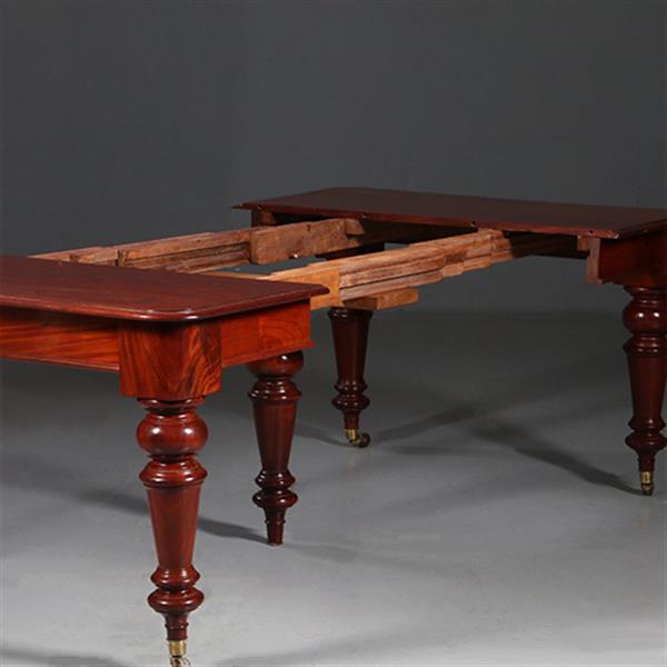 Grote foto smetteloze prachtige lange tafel pullout of coulissetafel ca 1870 victoriaans in mahonie met 4 inleg antiek en kunst stoelen en banken
