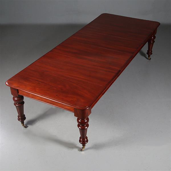 Grote foto smetteloze prachtige lange tafel pullout of coulissetafel ca 1870 victoriaans in mahonie met 4 inleg antiek en kunst stoelen en banken