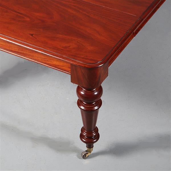 Grote foto smetteloze prachtige lange tafel pullout of coulissetafel ca 1870 victoriaans in mahonie met 4 inleg antiek en kunst stoelen en banken