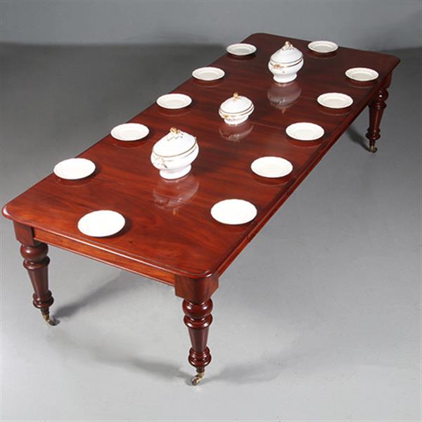 Grote foto smetteloze prachtige lange tafel pullout of coulissetafel ca 1870 victoriaans in mahonie met 4 inleg antiek en kunst stoelen en banken
