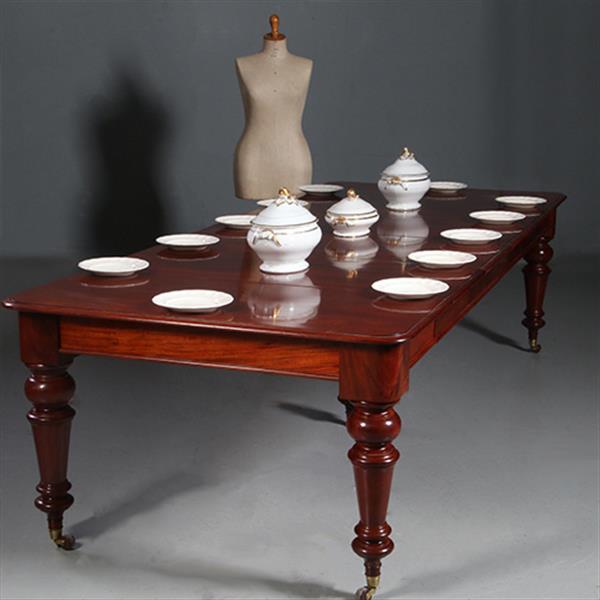 Grote foto smetteloze prachtige lange tafel pullout of coulissetafel ca 1870 victoriaans in mahonie met 4 inleg antiek en kunst stoelen en banken