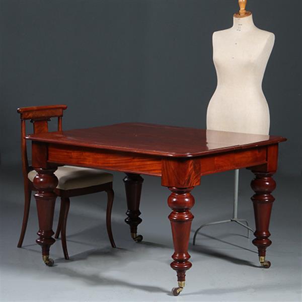 Grote foto smetteloze prachtige lange tafel pullout of coulissetafel ca 1870 victoriaans in mahonie met 4 inleg antiek en kunst stoelen en banken