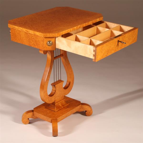 Grote foto antieke bijzettafels blond berkenwortel harptafeltje ca 1920 met lade no.892935 antiek en kunst stoelen en banken
