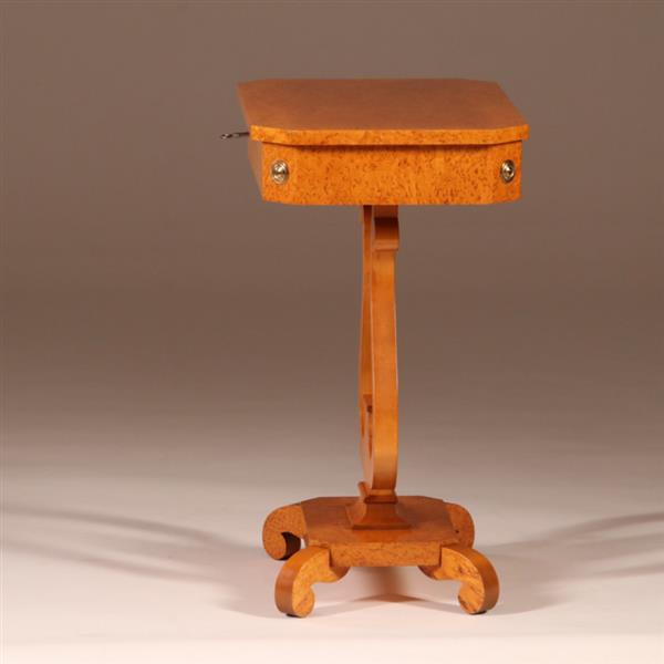 Grote foto antieke bijzettafels blond berkenwortel harptafeltje ca 1920 met lade no.892935 antiek en kunst stoelen en banken