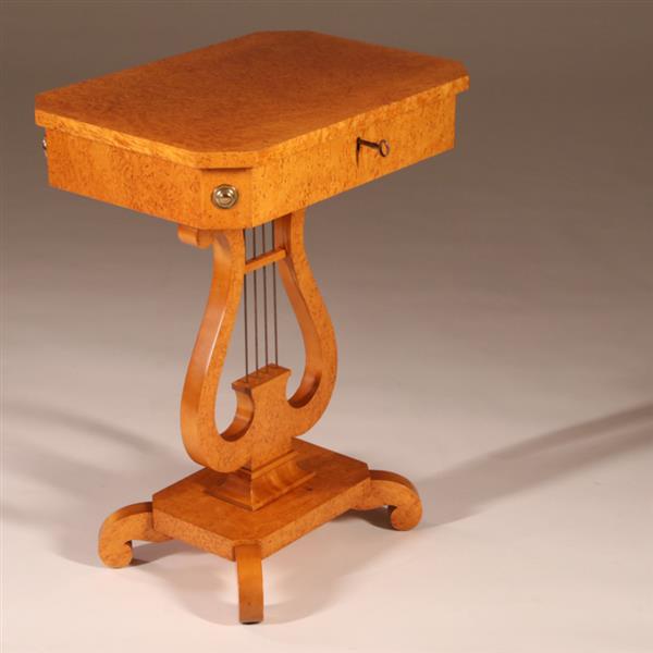 Grote foto antieke bijzettafels blond berkenwortel harptafeltje ca 1920 met lade no.892935 antiek en kunst stoelen en banken