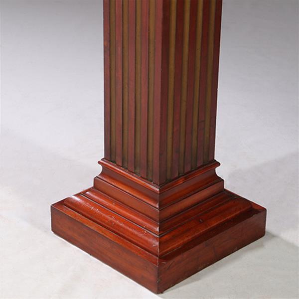 Grote foto zeer hoge pedestal of zuil in mahonie met wit warmer goudkleurige cannelures no.922865 antiek en kunst stoelen en banken