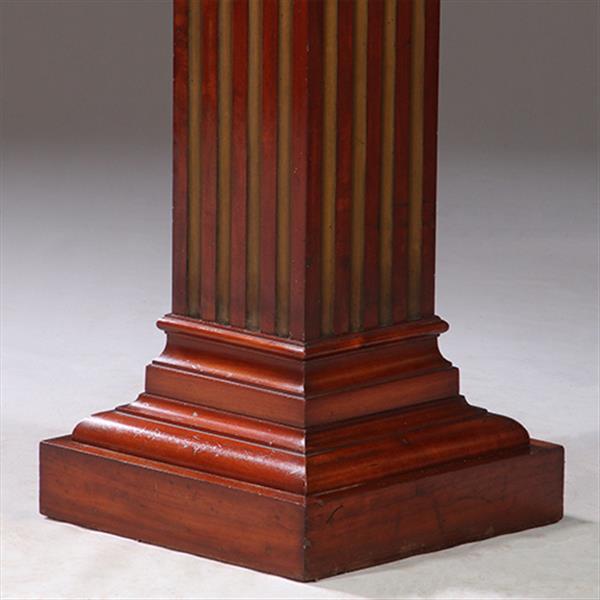 Grote foto zeer hoge pedestal of zuil in mahonie met wit warmer goudkleurige cannelures no.922865 antiek en kunst stoelen en banken