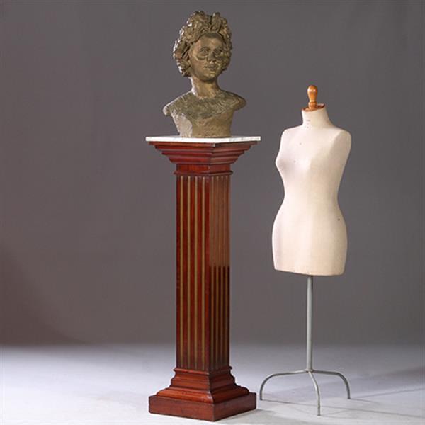 Grote foto zeer hoge pedestal of zuil in mahonie met wit warmer goudkleurige cannelures no.922865 antiek en kunst stoelen en banken