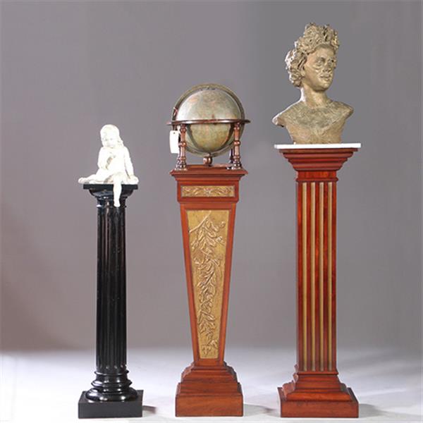 Grote foto zeer hoge pedestal of zuil in mahonie met wit warmer goudkleurige cannelures no.922865 antiek en kunst stoelen en banken