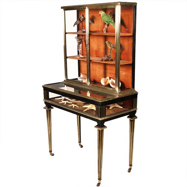 Grote foto pianovormige verzamelaars vitrine of display cabinet in brons met zwart ca 1880 no.950145 antiek en kunst stoelen en banken