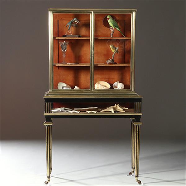 Grote foto pianovormige verzamelaars vitrine of display cabinet in brons met zwart ca 1880 no.950145 antiek en kunst stoelen en banken