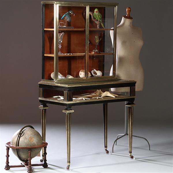 Grote foto pianovormige verzamelaars vitrine of display cabinet in brons met zwart ca 1880 no.950145 antiek en kunst stoelen en banken