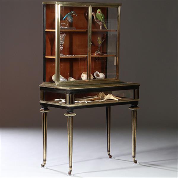 Grote foto pianovormige verzamelaars vitrine of display cabinet in brons met zwart ca 1880 no.950145 antiek en kunst stoelen en banken