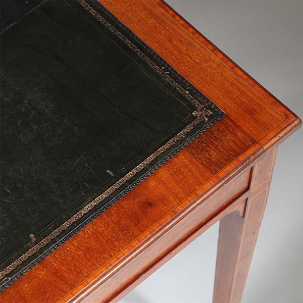 Grote foto engelse strakke schrijftafel maple co ca 1910 met groen leer ingelegd no960435 antiek en kunst stoelen en banken