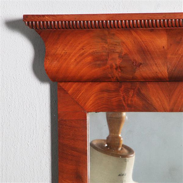 Grote foto kleine biedermeier spiegel lijst in mahonie met bloemmahonie en gewelfde kroonlijst ca 1830 no.9418 antiek en kunst spiegels