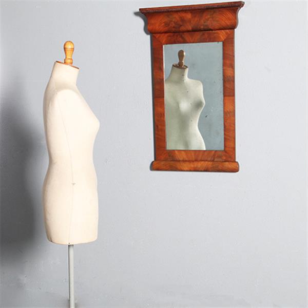 Grote foto kleine biedermeier spiegel lijst in mahonie met bloemmahonie en gewelfde kroonlijst ca 1830 no.9418 antiek en kunst spiegels
