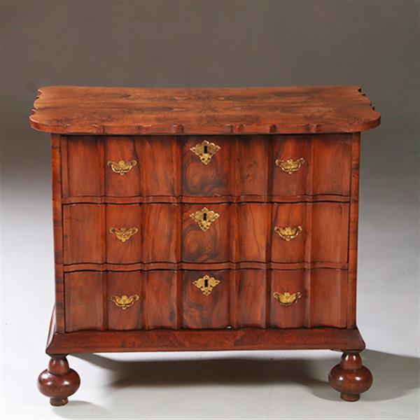 Grote foto olijfhouten orgelgebogen commode rondom geschulpt ca 1715 no.971720 antiek en kunst stoelen en banken