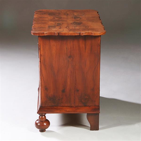 Grote foto olijfhouten orgelgebogen commode rondom geschulpt ca 1715 no.971720 antiek en kunst stoelen en banken