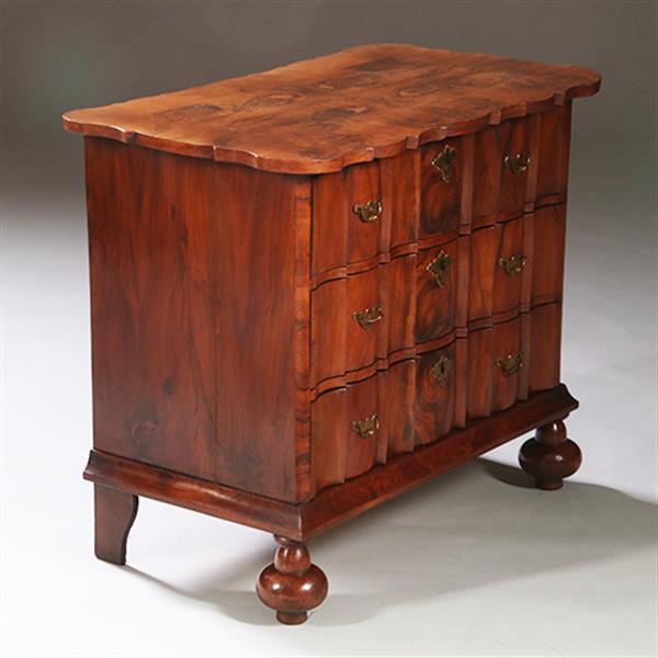 Grote foto olijfhouten orgelgebogen commode rondom geschulpt ca 1715 no.971720 antiek en kunst stoelen en banken