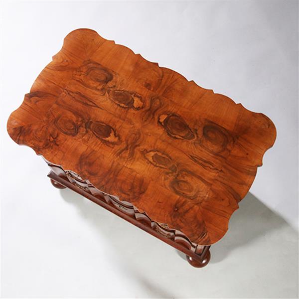 Grote foto olijfhouten orgelgebogen commode rondom geschulpt ca 1715 no.971720 antiek en kunst stoelen en banken