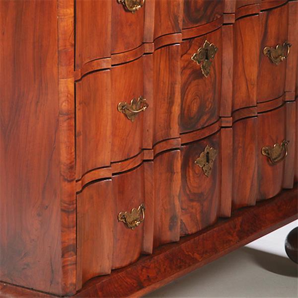 Grote foto olijfhouten orgelgebogen commode rondom geschulpt ca 1715 no.971720 antiek en kunst stoelen en banken