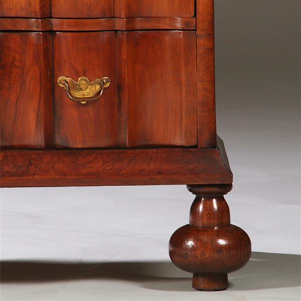 Grote foto olijfhouten orgelgebogen commode rondom geschulpt ca 1715 no.971720 antiek en kunst stoelen en banken